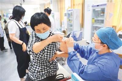 5天接种1亿剂次 疫苗接种如何跑出 中国速度